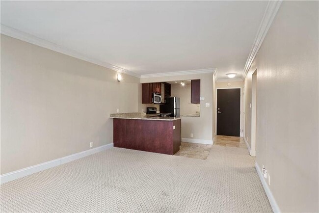 Building Photo - 700 E 8th St