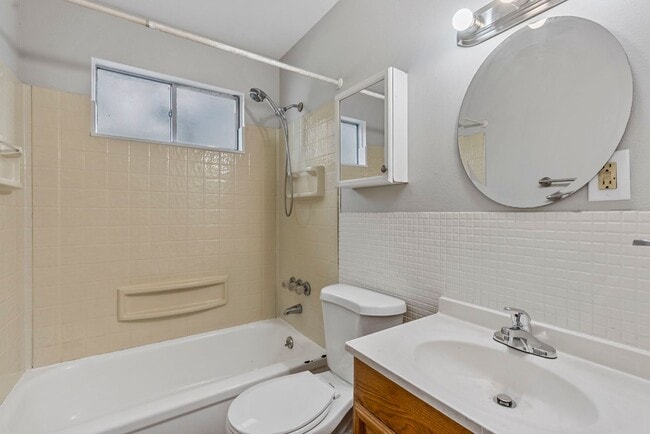 Building Photo - Newly Updated 3-Bedroom Duplex with Fresh ...