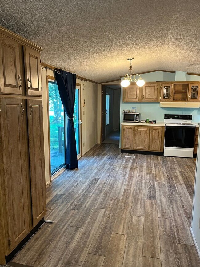 Building Photo - Move-In Ready Year-Round Home in a Quiet Location