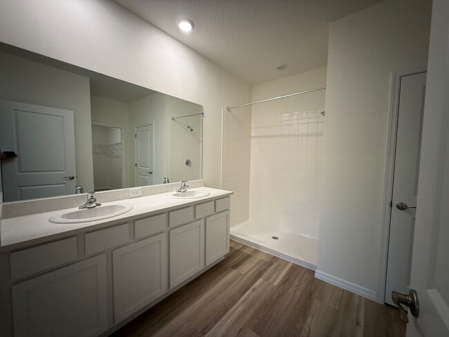 Building Photo - 4 Bedroom 2 Bath Close to Hospitals and Shopping