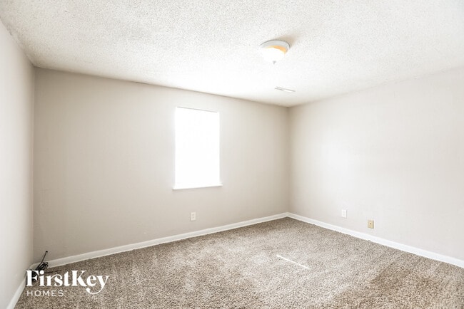 Building Photo - 900 Maple Ln