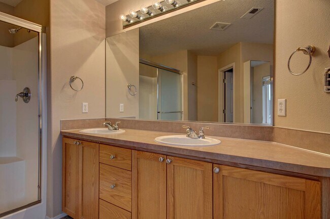 Building Photo - Bethany Single Family Home 4 Bed + Office 2.5 Bath!