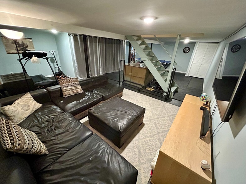 Building Photo - 230 Middle Rd