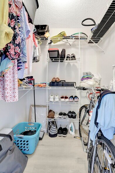 Building Photo - 2851 S Palm Aire Dr