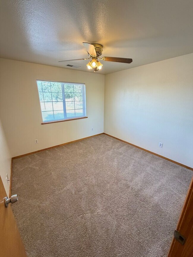 Building Photo - 3 Bed 2 Bath Country Home