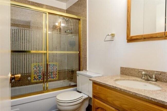 Building Photo - Well Located and Spacious 2 Bedroom 2 Bath Condo in Mountain View