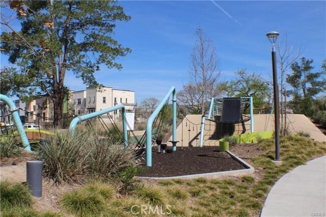 Building Photo - 140 Paramount