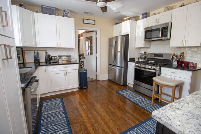 Building Photo - 2715 Kiawah Ave