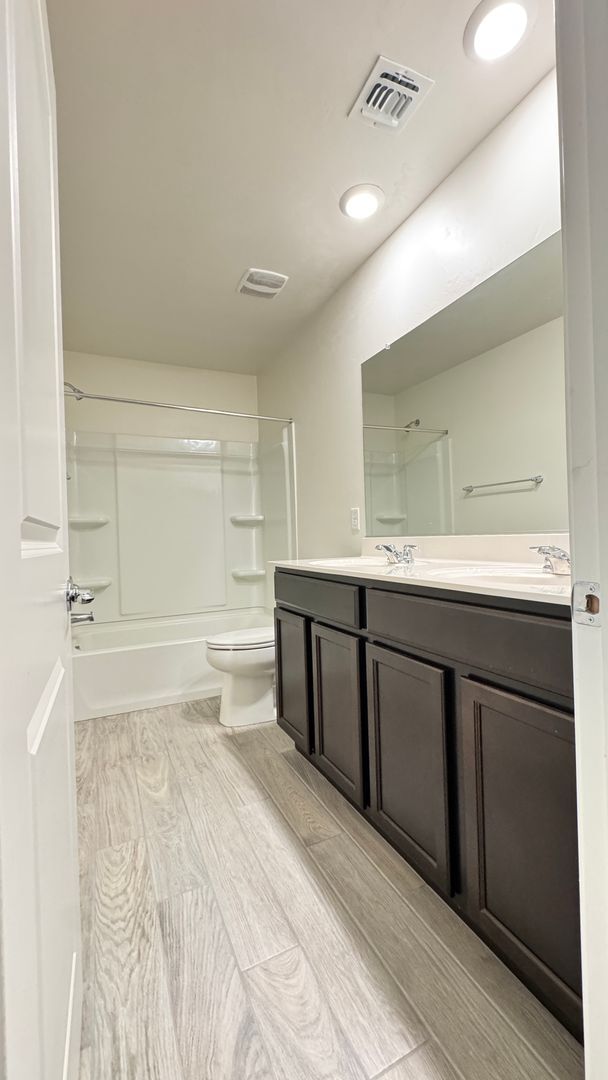 Building Photo - North Central (Mountain and Prince)  2 story, 3 bed, 2.5 bath home with 2 car garage!