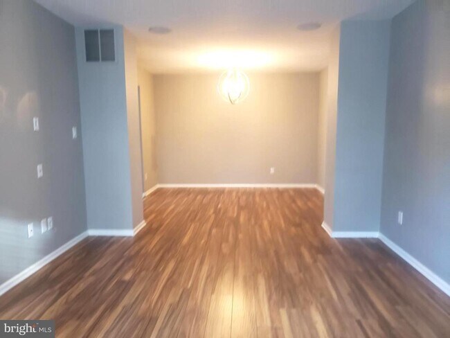 Building Photo - 5002 Essex Ln