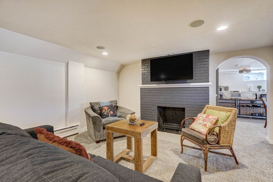 Building Photo - 2022 Woodburn St