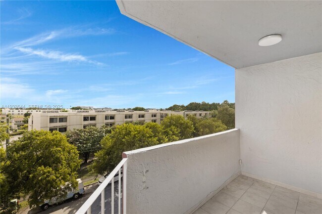 Building Photo - 1750 W 46th St