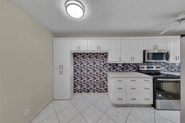 Building Photo - 7 Royal Palm Way