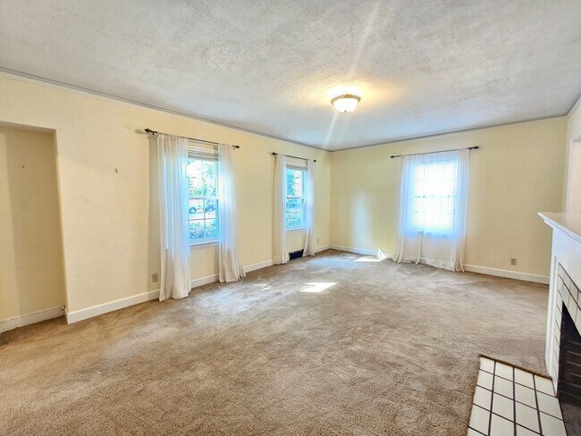 Building Photo - $2,100 - 3 Bed / 3 Bath Charming Home by G...