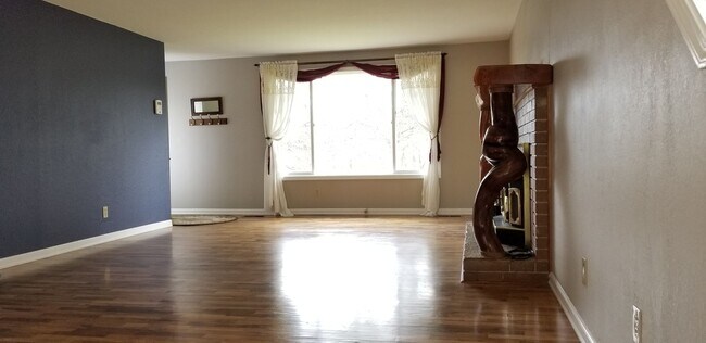 Building Photo - Spacious home on acreage