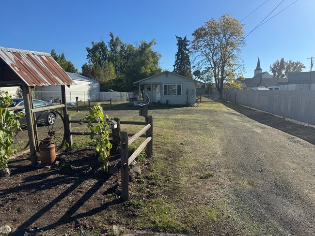 Building Photo - Super cute 2 bedroom, 1 bath house!