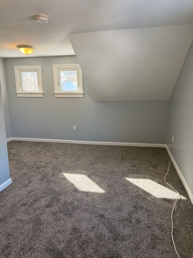 Building Photo - (2) bedroom Single Family Home with Open Layout, Close to Beaches and Lake!