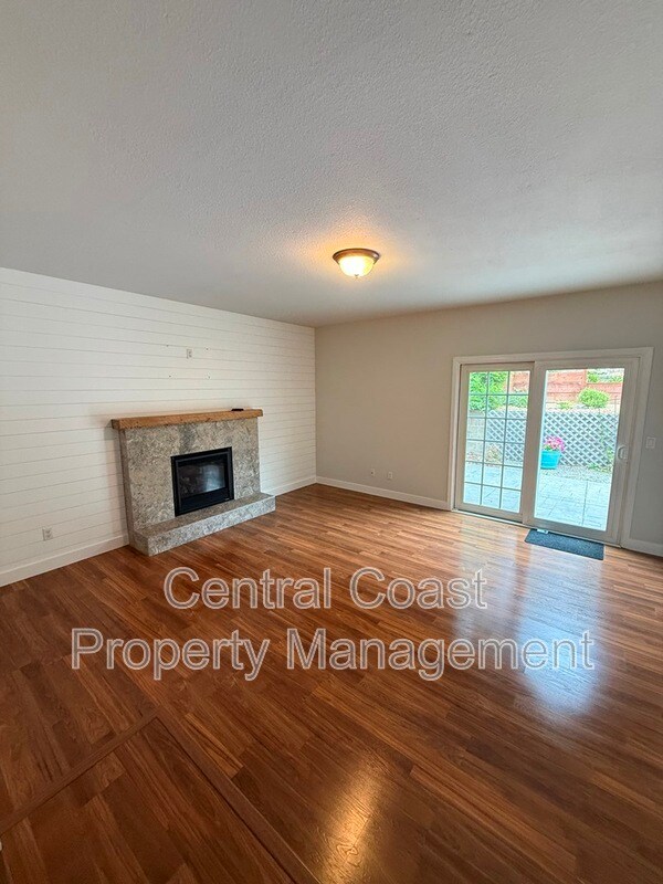 Building Photo - 9465 Valley Oak Way