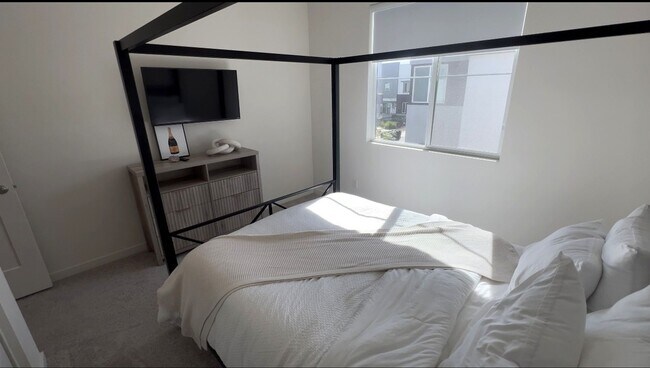 Building Photo - 3 bed, 2.5 bath located in Ontario!