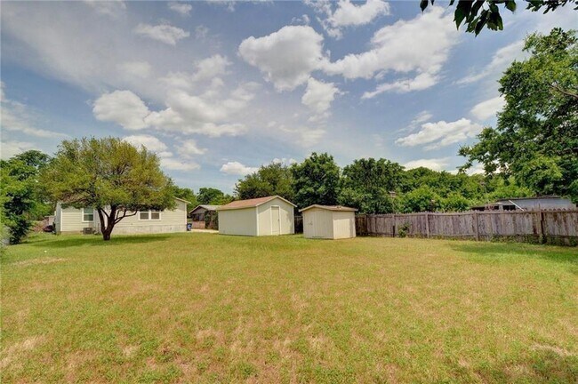 Building Photo - 503 W Grady Dr