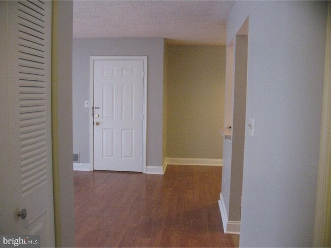 Building Photo - 14 Versailles Ct