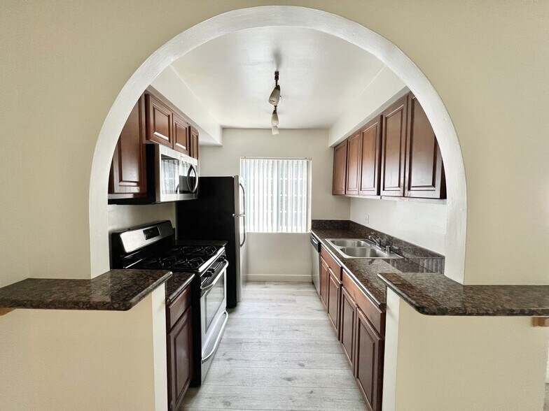 Building Photo - 3728 S Bentley Ave