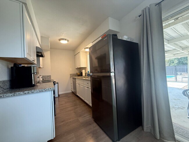 Building Photo - 3 bedrooms, 2-bathroom home with pool in Visalia, CA!