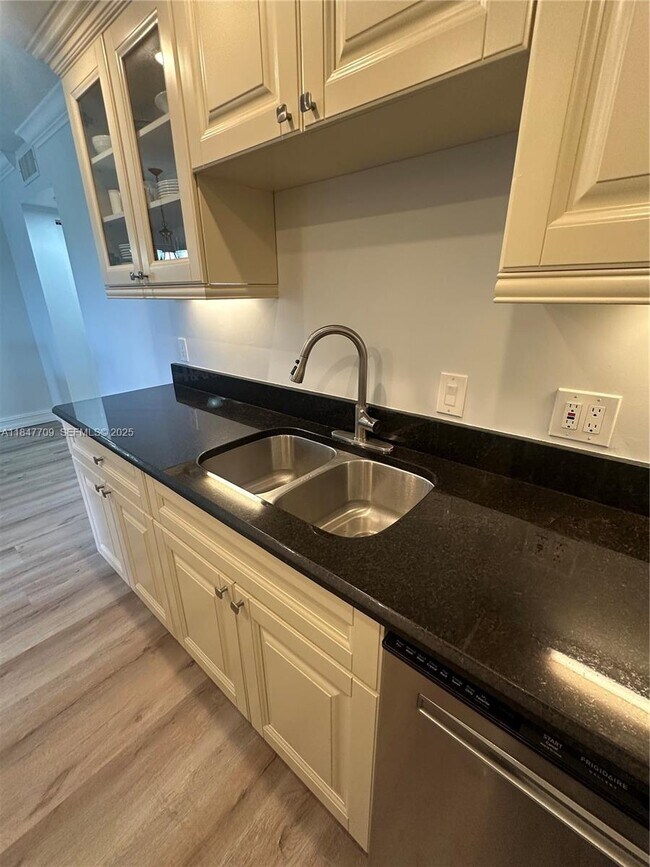 Building Photo - 4027 Swansea Crescent