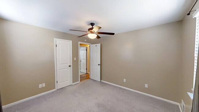 Building Photo - 321 Oak Lake Dr