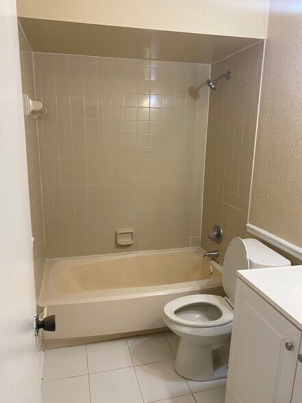 Building Photo - 5486 Pinehaven Ct