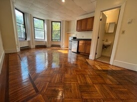 Building Photo - 868 Beacon St