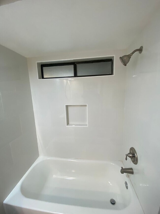 Building Photo - Recently Remodeled 3 BD 2 BA House in a Desirable SW Bakersfield