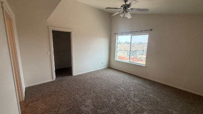 Building Photo - Spacious Strawberry Heights Duplex for Rent