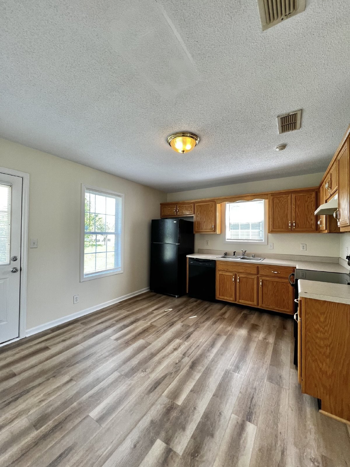 Building Photo - "Charming 2-Bedroom Retreat with 912 Sq Ft of Cozy Living in Oak Grove!"