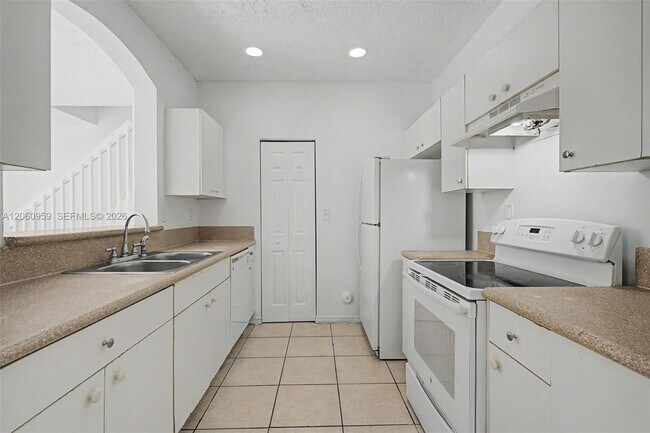 Building Photo - 975 NE 42nd Terrace