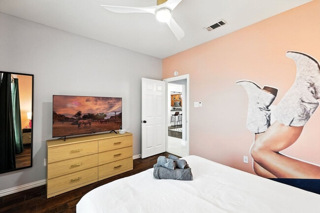 Building Photo - 2516 Castle Pines Dr