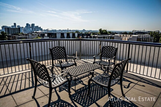 Building Photo - Beautiful 2 Bed 2 Bath Corner Apartment on...