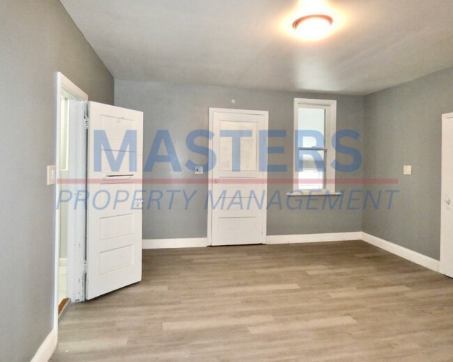 Building Photo - Spacious Rental | Convenient Central Location