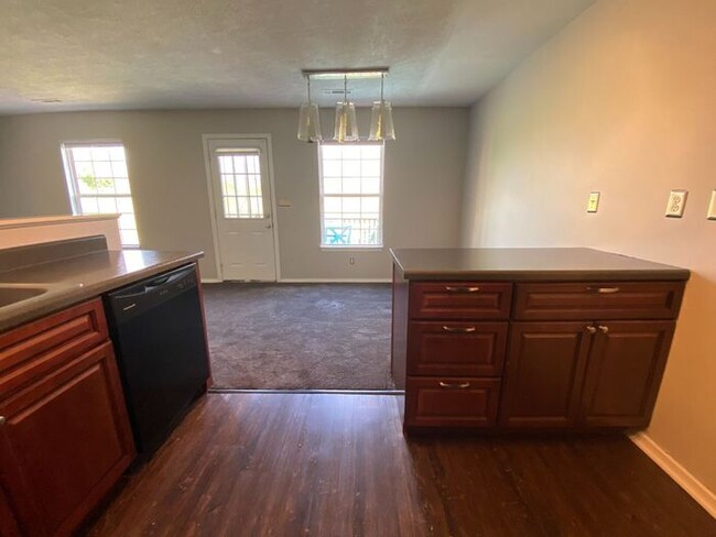 Building Photo - Now Available - 2 Bed 2 Bath House in Brit...