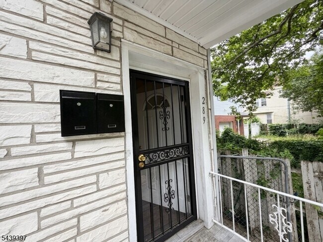 Building Photo - 289 Rose St