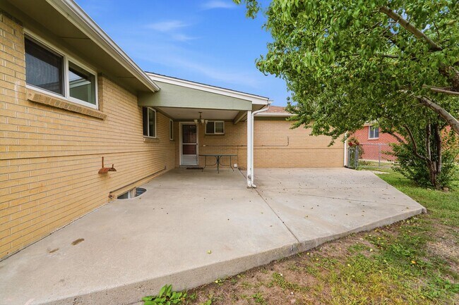 Building Photo - 5 bedroom, 3 1/2 bath, home with two master suites and 2 car garage.