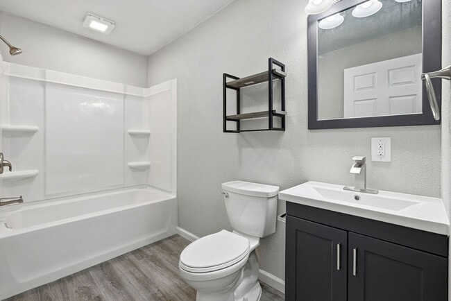 Building Photo - Beautiful completely renovated 2 bed 1 bath townhouse for rent!