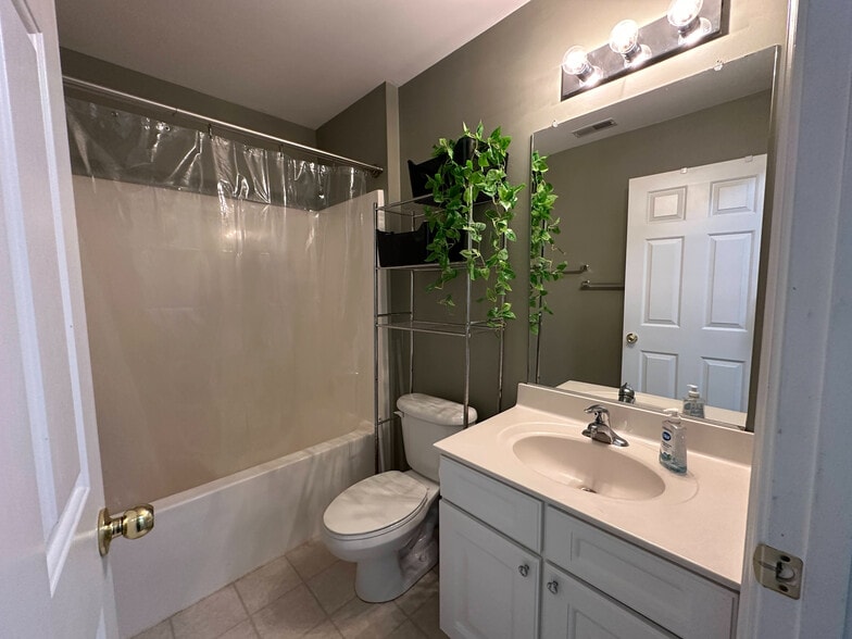 Building Photo - Room in House on Sunburst Ln