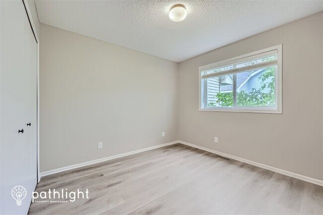 Building Photo - 325 Mindy Ln