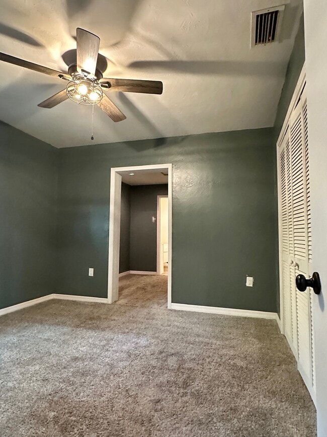 Building Photo - 5936 Elm St