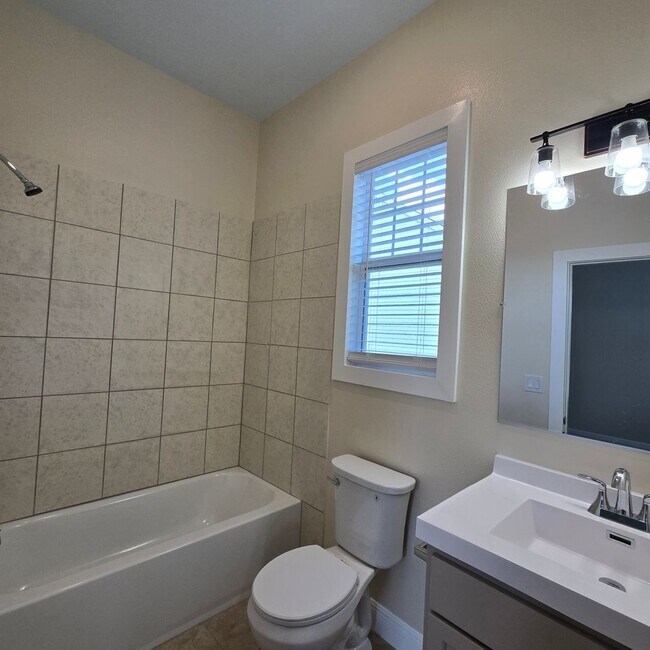 Building Photo - 1818 B Elvin - Move in Ready!!