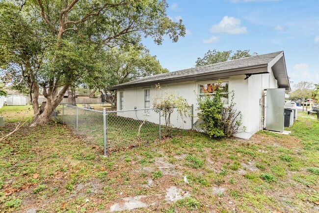 Building Photo - 1813 Chinaberry Dr