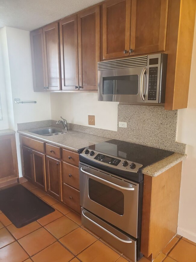 Building Photo - Spacious, pet friendly, Summer Palace unit...