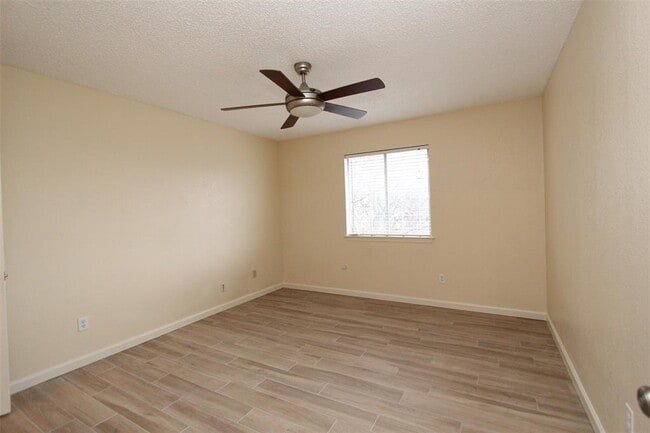 Building Photo - 15301 Ecorio Dr