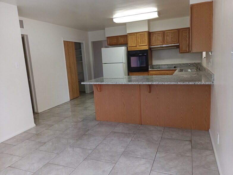 Building Photo - 832 W 16th St